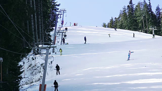 滑雪缆车和在滑雪场滑雪的人们视频素材