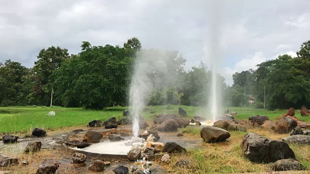 泰国清迈省Sankamphaeng温泉的地下热水。视频素材