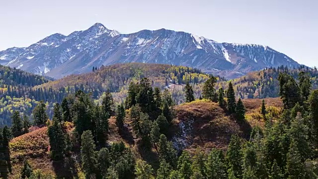 在秋天的山脉层的平移鸟瞰图视频素材