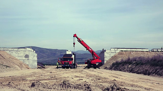 在道路建设中，起重机载重金属立柱视频素材