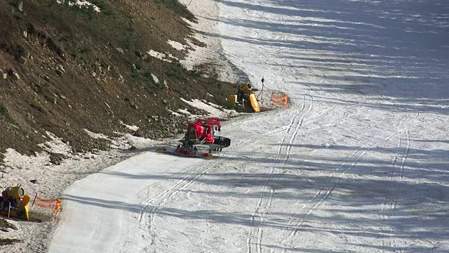 拉特拉克在滑雪坡上视频素材