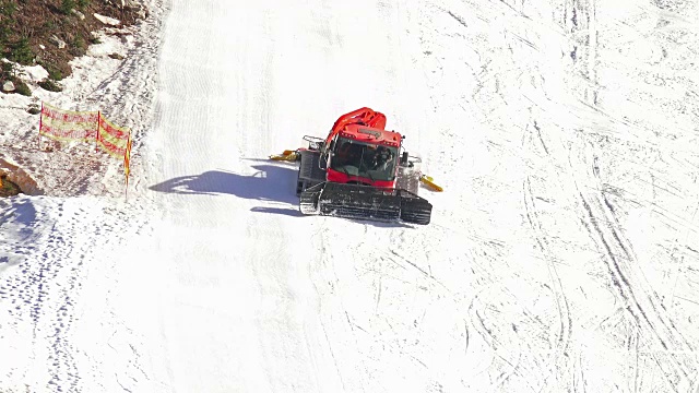 红色机器用于滑雪坡道的准备工作视频素材