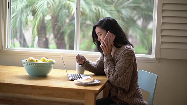 年轻女子在家网上购物视频素材