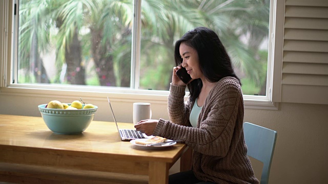 年轻女子在家网上购物视频素材