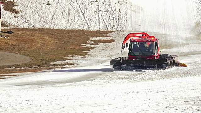 拉特拉克在滑雪坡上视频素材