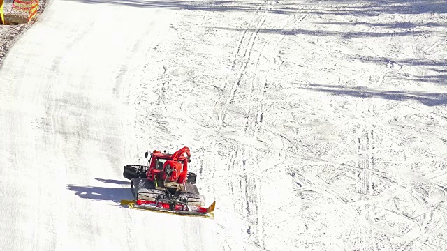 雪车在滑雪场准备斜坡视频素材