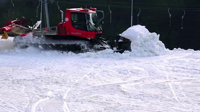 雪车在滑雪场准备斜坡视频素材