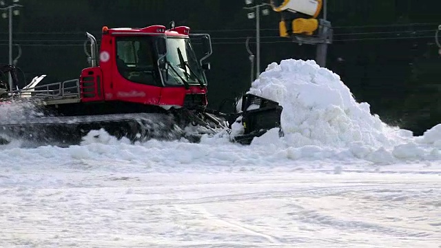 拉特拉克，美容机，雪地专用车辆视频素材