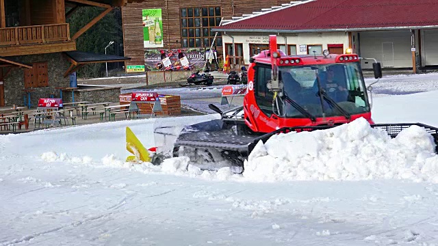 拉特拉克拖拉机在班斯科度假村的班德里扎世界杯滑雪场视频素材