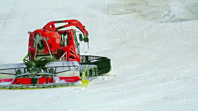 拉特拉克在滑雪坡上视频素材