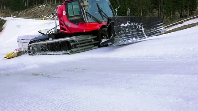 红机在滑雪场准备视频素材