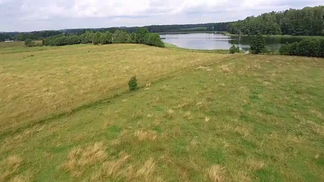 鸟瞰图绿色岛屿和云在夏天阳光明媚的早晨。波兰的马苏里安湖区。从上面看世界奇观。视频素材