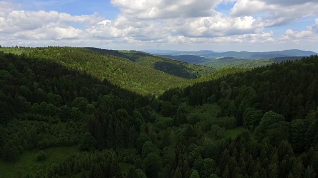 鸟瞰图的夏季时间在山脉附近的Czarna Gora山在波兰。松树林和蓝天白云。从以上观点。视频素材