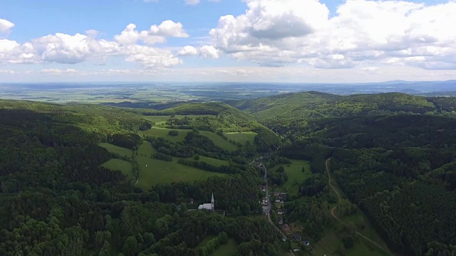 鸟瞰图的夏季时间在山脉附近的Czarna Gora山在波兰。松树林和蓝天白云。从以上观点。视频素材