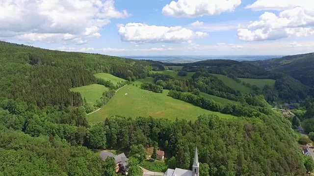 鸟瞰图的夏季时间在山脉附近的Czarna Gora山在波兰。松树林和蓝天白云。从以上观点。视频素材