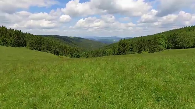 鸟瞰图的夏季时间在山脉附近的Czarna Gora山在波兰。松树林和蓝天白云。从以上观点。视频素材