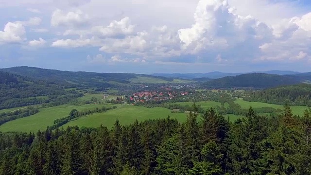 鸟瞰图的夏季时间在山脉附近的Czarna Gora山在波兰。松树林和蓝天白云。从以上观点。视频素材