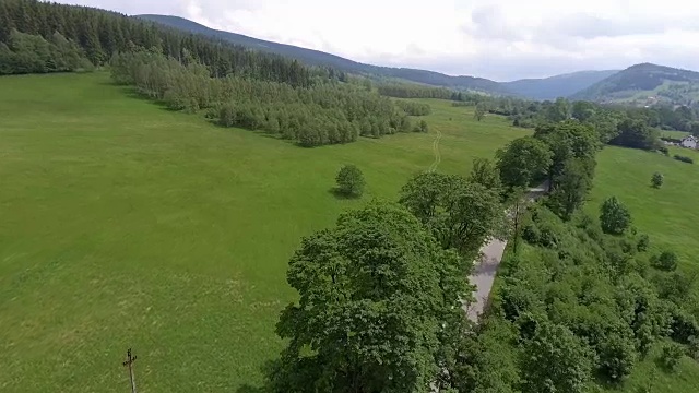 鸟瞰图的夏季时间在山脉附近的Czarna Gora山在波兰。松树林和蓝天白云。从以上观点。视频素材