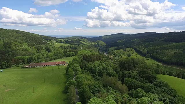 鸟瞰图的夏季时间在山脉附近的Czarna Gora山在波兰。松树林和蓝天白云。从以上观点。视频素材