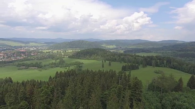 鸟瞰图的夏季时间在山脉附近的Czarna Gora山在波兰。松树林和蓝天白云。从以上观点。视频素材