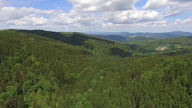 鸟瞰图的夏季时间在山脉附近的Czarna Gora山在波兰。松树林和蓝天白云。从以上观点。视频素材