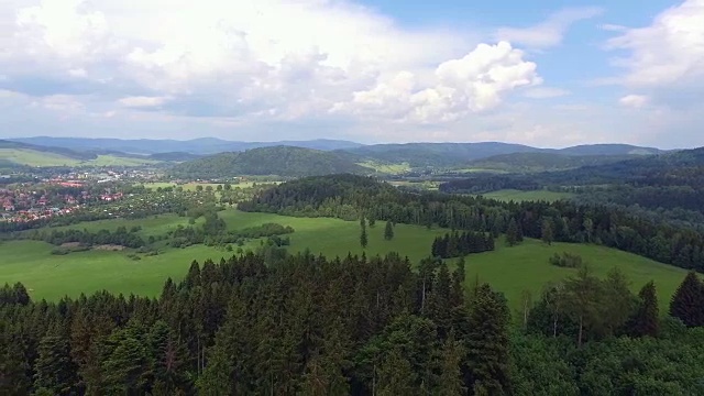 鸟瞰图的夏季时间在山脉附近的Czarna Gora山在波兰。松树林和蓝天白云。从以上观点。视频素材