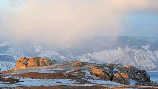 石头在山和云与雪的背景视频素材