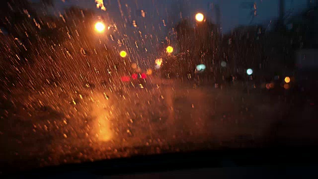 在大雨中驾驶，机架聚焦。视频素材