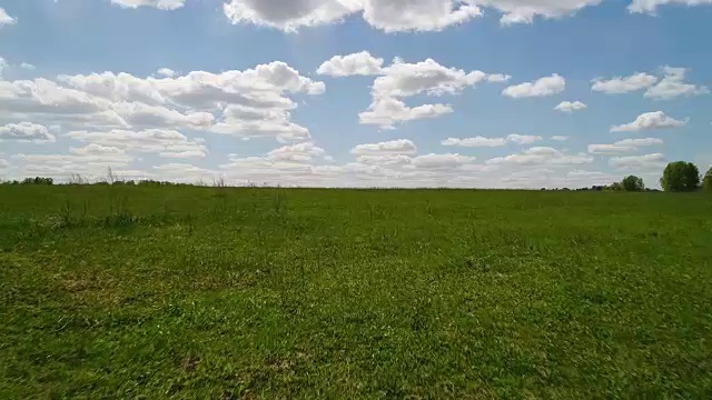 鸟瞰西伯利亚的耕地和云雾林景观视频素材