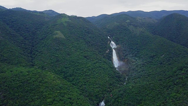 El Chiflón瀑布在恰帕斯建立拍摄视频素材