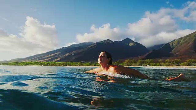 女人在Susnet冲浪视频素材