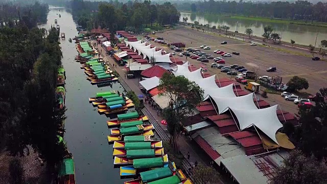 Xochimilco升降机可以俯瞰运河和船只视频素材