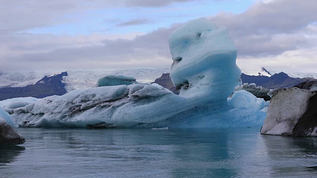 冰岛Jokulsarlon冰川湖上漂浮的大块冰块视频素材