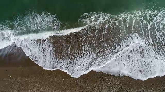 蓝色的大海，海浪和海滩，航拍镜头视频素材