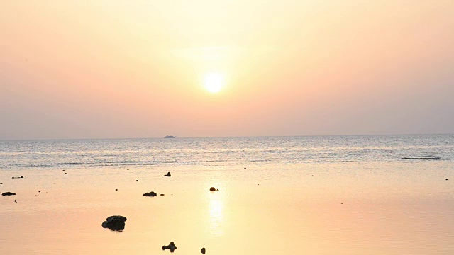 黎明与大海同在。海滩在埃及视频素材