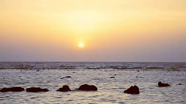 黎明与大海同在。海滩在埃及视频素材