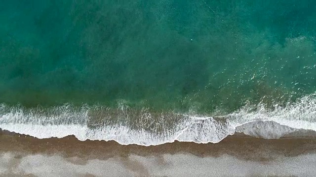 鸟瞰图蓝色的大海，海浪和海滩视频素材