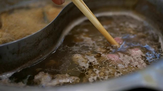 牛肉在涮锅里煮，日式素喜烧视频素材