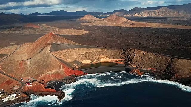 El Golfo火山湖鸟瞰图，兰萨罗特，加那利群岛，西班牙视频素材