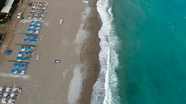 飞越波浪海和海滩，航拍镜头视频素材