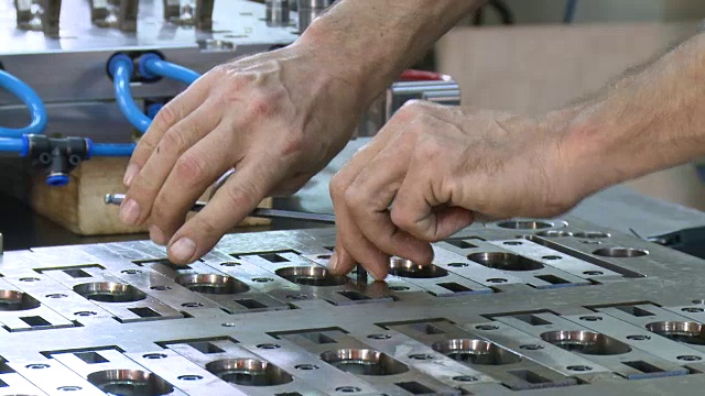 工程师组装金属零件的手视频素材