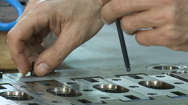 工程师组装金属零件的手视频素材