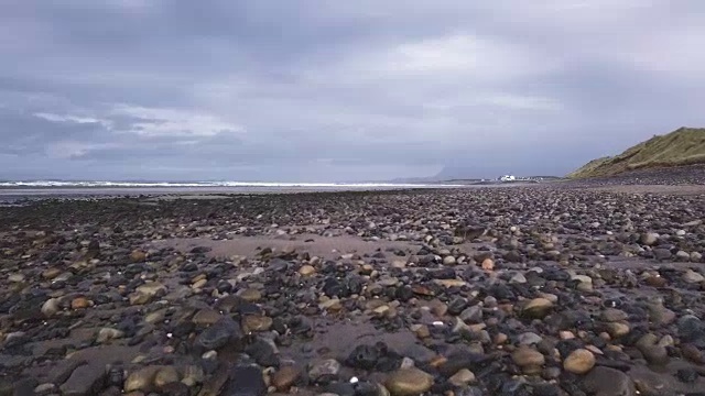 爱尔兰多尼戈尔海滩，一个暴风雨的下午视频素材