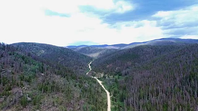 无人机飞越山林公路视频素材