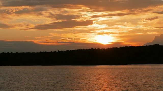 河上金色的夕阳视频素材