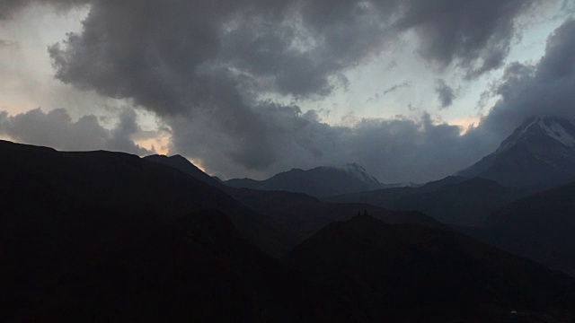 探索荒野。山景观视频素材