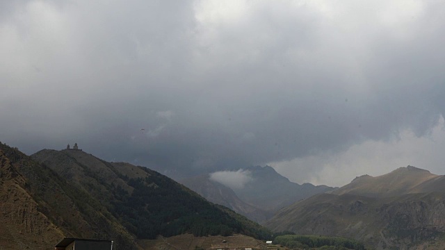 探索荒野。山景观视频素材