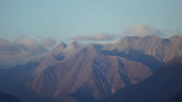 探索荒野。山景观视频素材