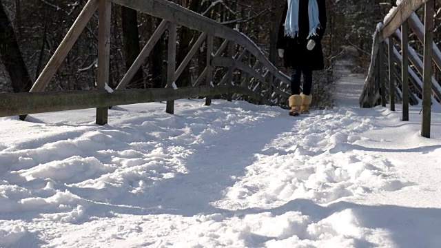 女孩在雪地上行走。视频素材