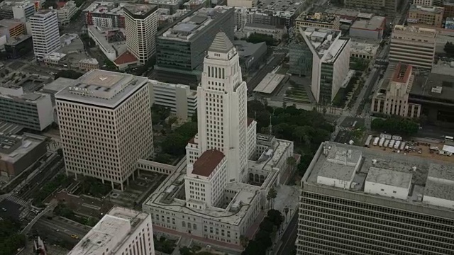 空中飞过洛杉矶市中心市政厅，CA早晨视频素材